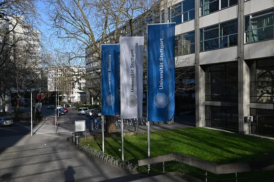 Universität Stuttgart – Universität Stuttgart Campus Stadtmitte mit Uni-Fahnen